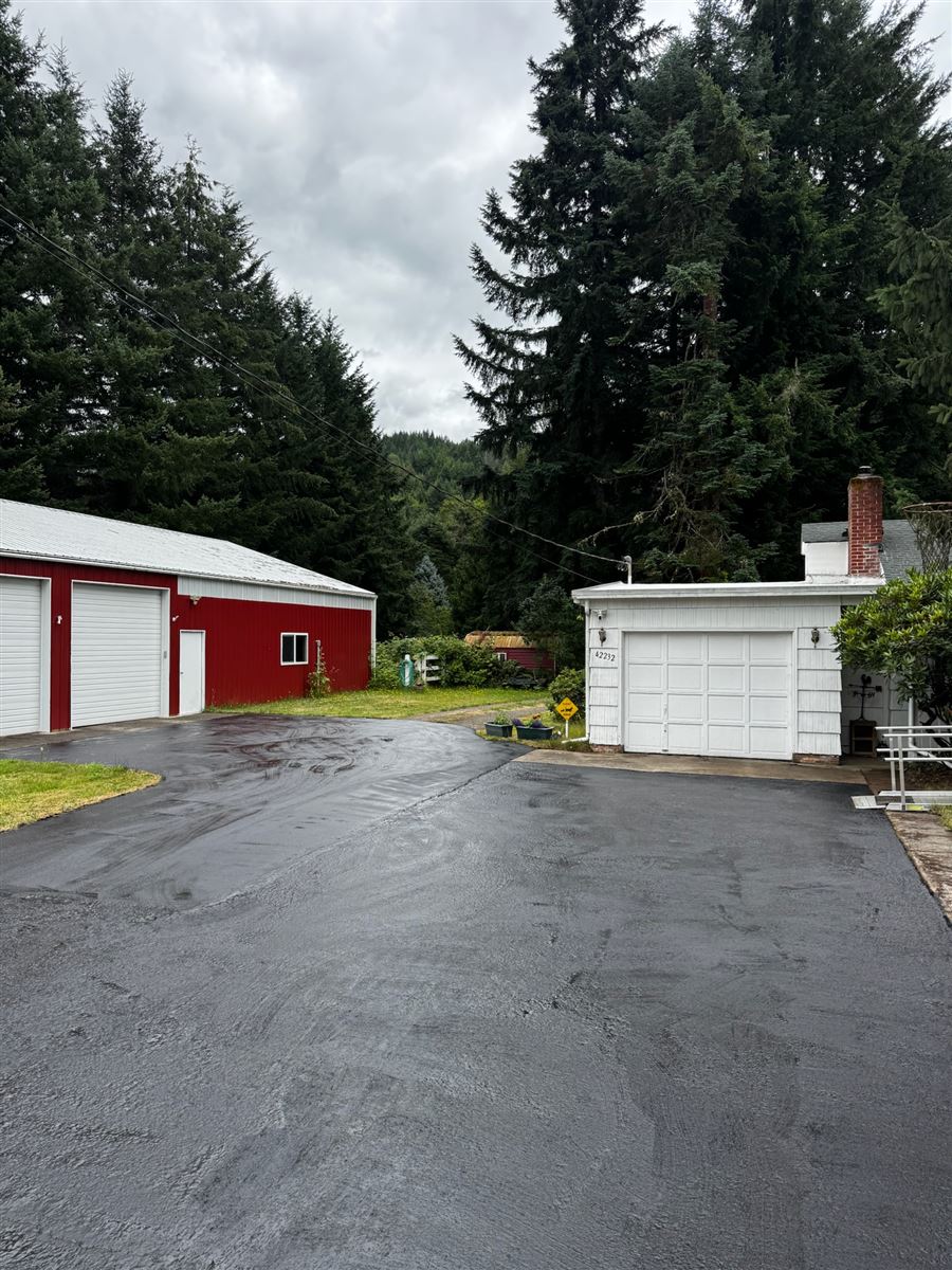 Sealcoated residential driveway with deep black finish